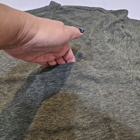 GAP Men's Olive Long Sleeve Tee. XL - Picture 6 of 6